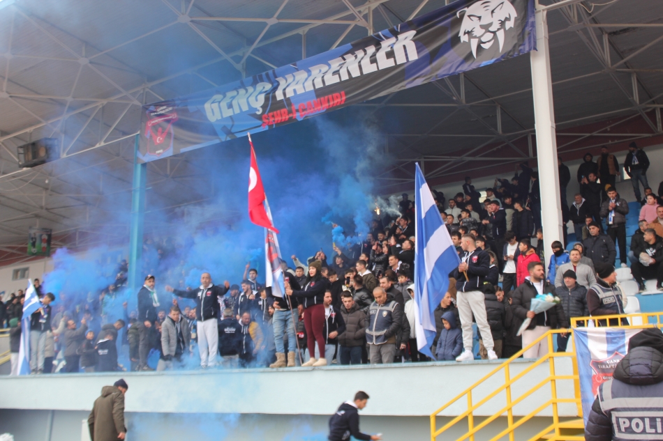 Çankırı FK deplasman tribünü, mavi duman ve pankart