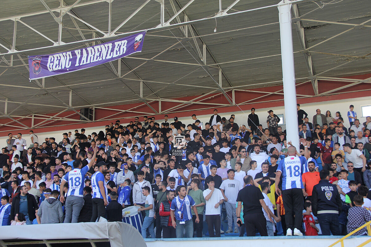 Çankırı FK tribününde Genç Yarenler pankartı
